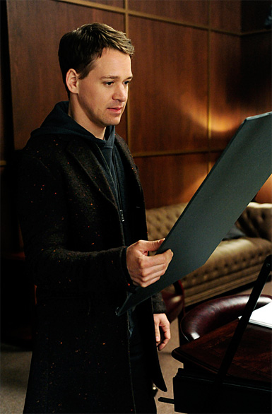 THE GOOD WIFE First Look: Former GREY’S ANATOMY Star T.R. Knight Checks ...
